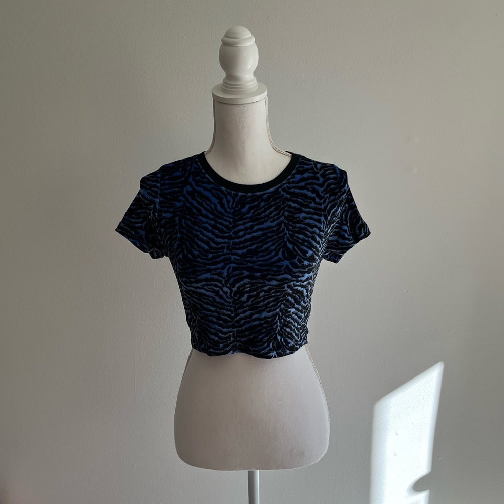 UO Kaleo Velour Short Sleeve Cropped Top - Picture 9 of 15